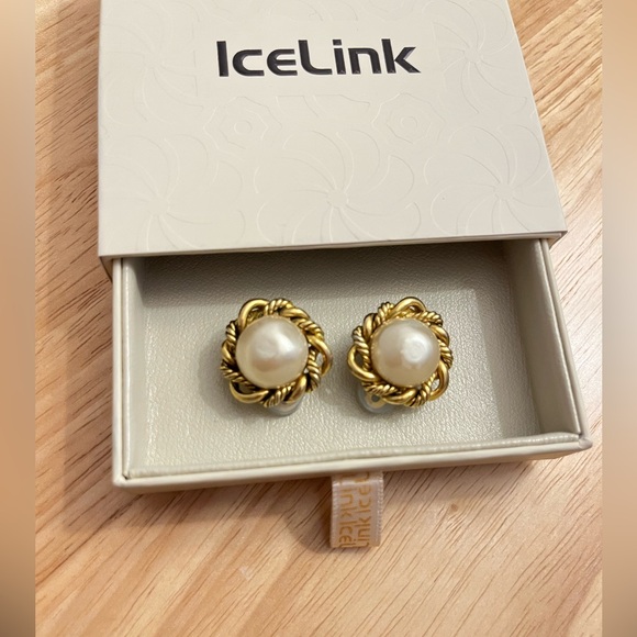 CHANEL PEARL AND TWISTED GOLD CLIP-ON EARRINGS - Picture 2 of 6